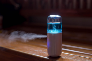 Portable facial steamer emitting mist