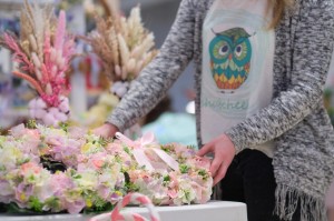 business-owner-selling-counter-with-her-bouquet-dried-flowers_941451-823